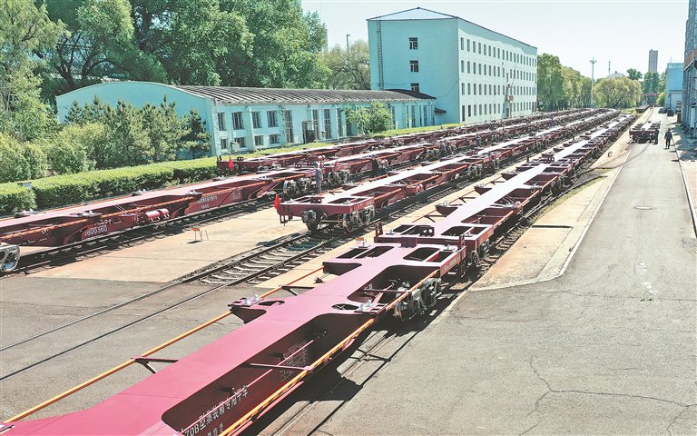 我国新一代集装箱专用平车批量交付