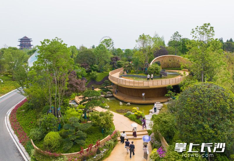 营造错层空间,利用上层至高点营造观景台,可远眺四方,江山尽揽,让人