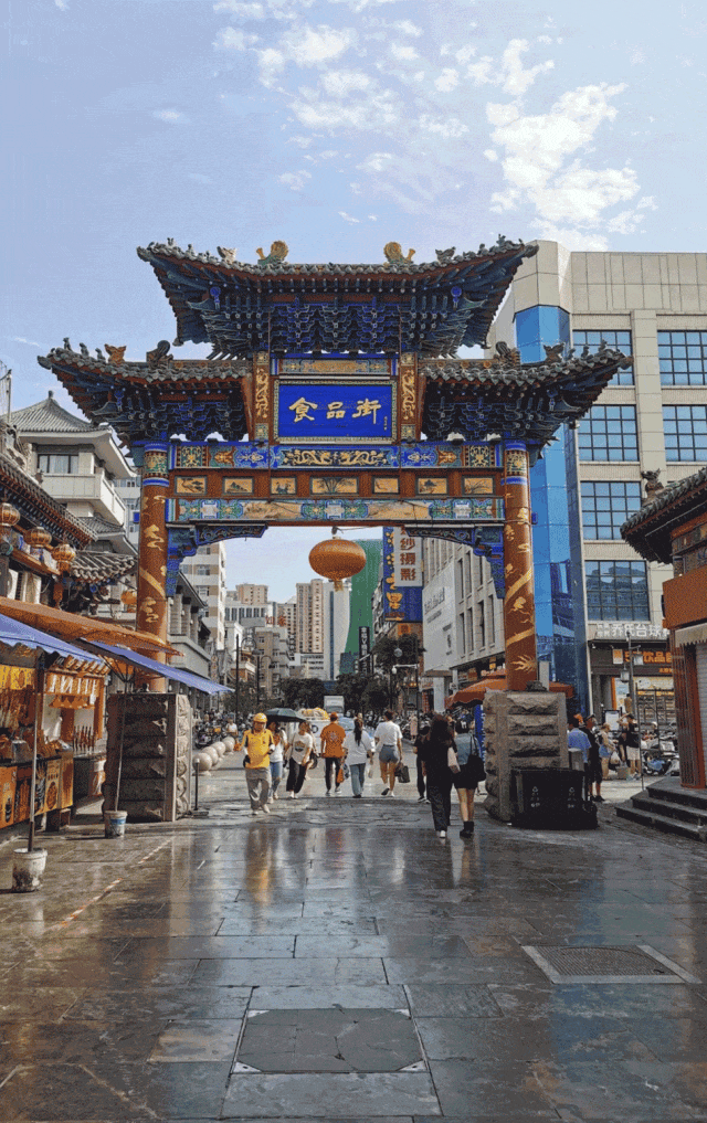 钟楼街因一座钟楼而得名,自古以来就是太原的商品集散地,改造过后,为