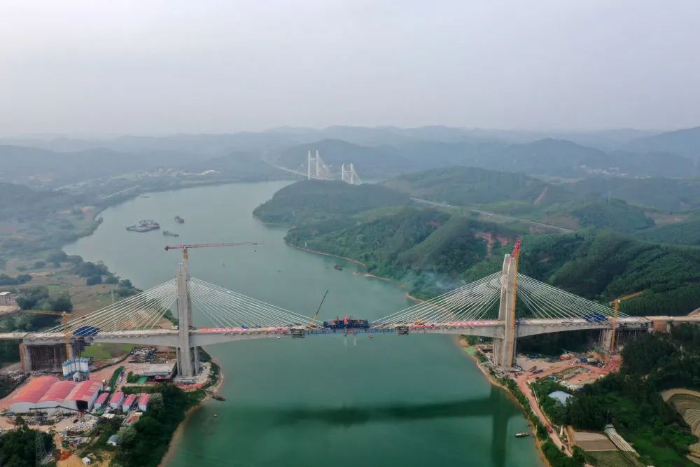 顺利合龙的南深高铁南玉段六律邕江特大桥(无人机照片,2024年3月31日