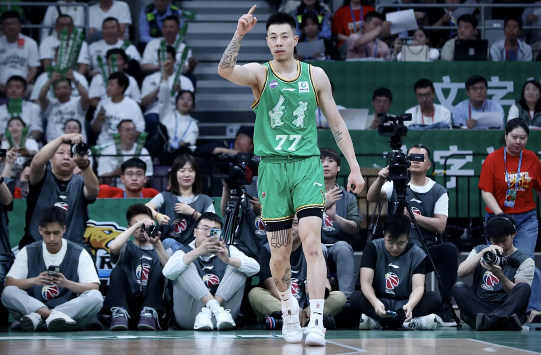 调侃张镇麟传球给妈妈惹祸!新疆男篮解说道歉认罚