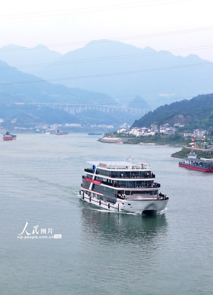 湖北宜昌:三峡第二代新能源智能游船成功首航