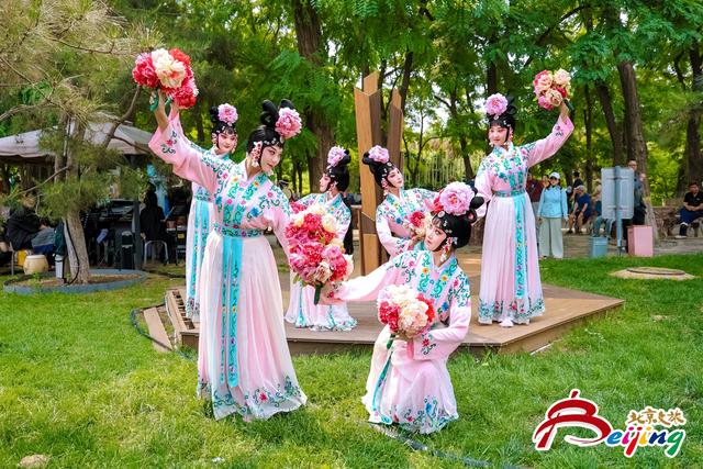 其中,沉浸式微演出共五大类39场,包括西班牙风情舞蹈,汉服国风巡游