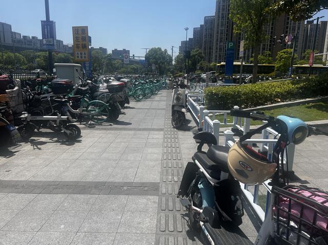 2024年夏，上海嘉定客运中心，路上的盲道被电动二轮车占据。 王昀 图
