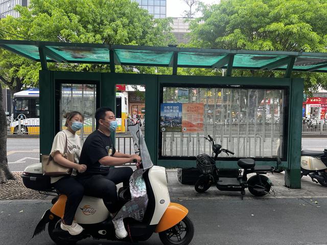 2024年春，深圳，电动二轮车的骑行者常在人行道上行驶。 王昀 图
