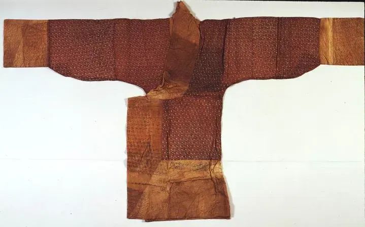 这是湖南博物院院藏文物印花敷彩纱直裾丝绵袍（原文物）。（受访者供图）