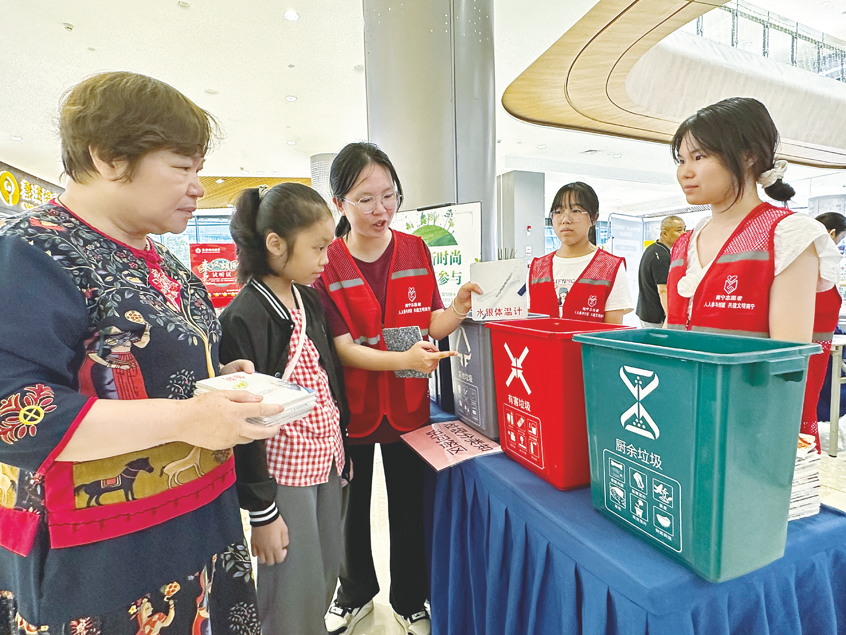     环保志愿者向市民讲解生活垃圾分类知识。    本报记者杨盛 摄