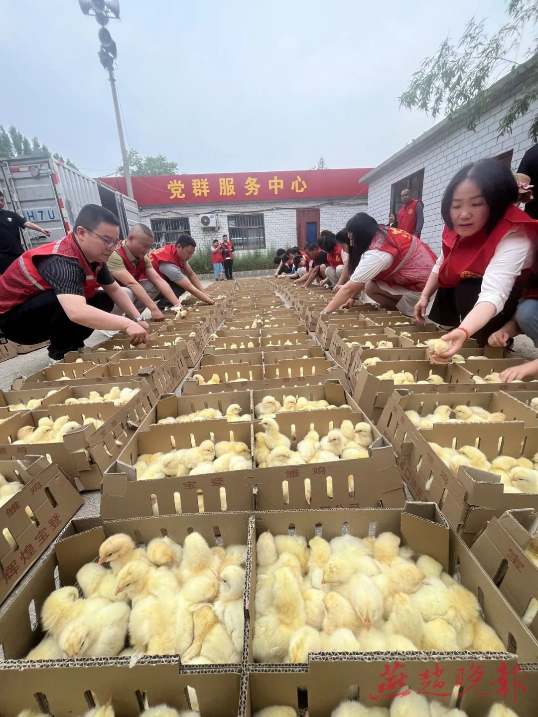志愿者们顾不上休息,与村委会工作人员按照排队顺序逐一向村民发放