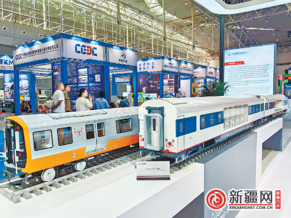 第七届中国(新疆)亚欧国际智能交通产业博览会上，市民在参观轨道交通模型。（全媒体记者郭玲摄）