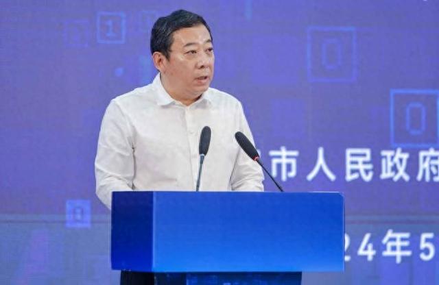 保定市政府副市长谢鹏在开幕致辞中强调,数据已成为推动经济社会发展