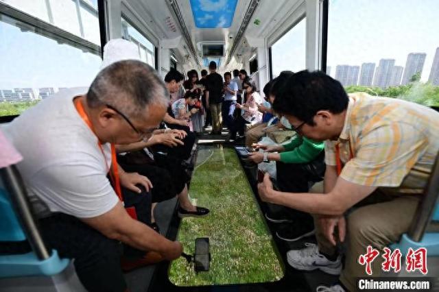 5月14日，海外华文媒体代表在武汉东湖高新区体验光谷空轨。刘康 摄