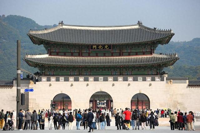 2023年10月18日，游客在韩国首尔光化门参观。新华社记者王益亮摄