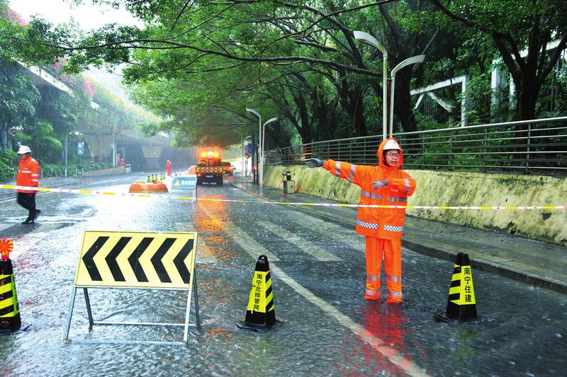 马山县公安局古零派出所民警巡逻至古零镇与白山镇交界处的355国道时