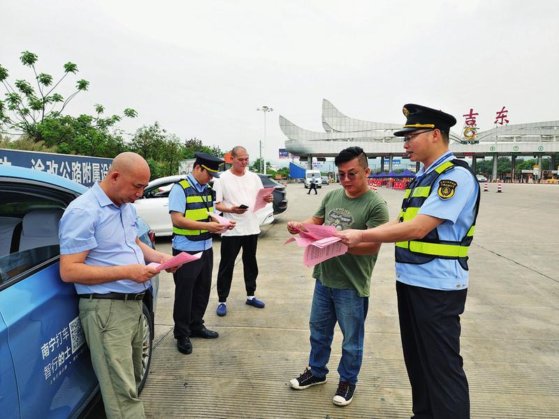 (林俊先 摄)本报讯 今年5月是第10个全国"路政宣传月",连日来,自治区
