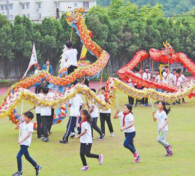 浙江乐清市北白象镇茗西学校,学生们在学习舞龙.