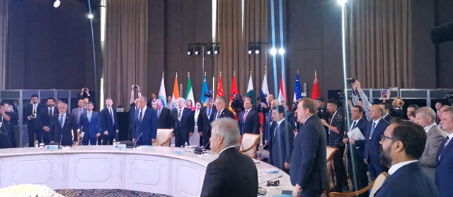 俄媒:上合组织成员国外长理事会会议开始前,与会者为伊朗总统莱希和外