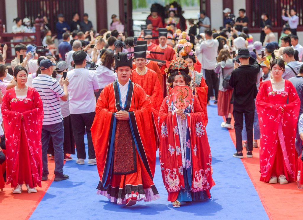 2024年5月20日,河南省洛阳市,在上阳宫,新人身着汉服正在进行传统集体