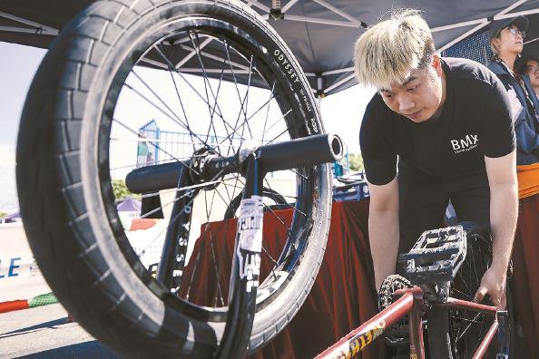 谁持"彩链"当空舞