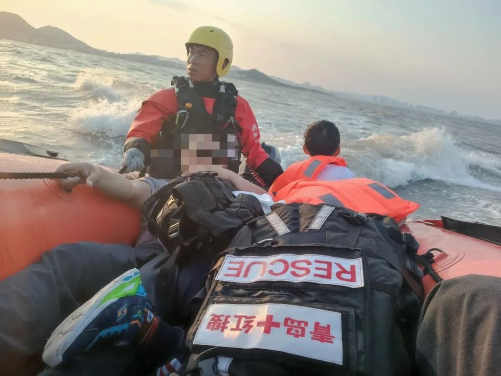 突发!青岛海上8级大风,4个孩子1个大人在海里被刮跑!