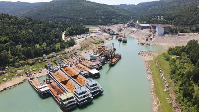 广元市剑阁县鹤龄镇贾家咀,嘉陵江畔的采砂,运砂船(资料图片)检方认为