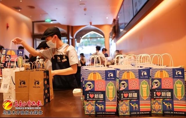 　　5月20日，瑞幸咖啡（时代广场店），品牌推出了新疆特色的包装。记者米热扎提·木塔力甫摄