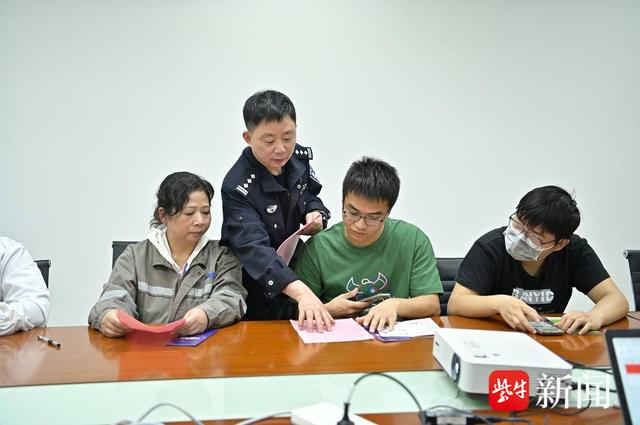 图为江北新区警方开展普法宣传