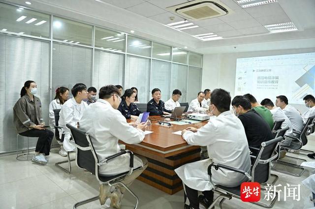 图为江北新区警方开展普法宣传