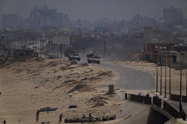 △当地时间5月18日，以色列军队的坦克在巴勒斯坦加沙地带行驶。