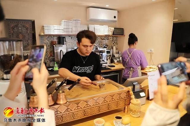 　　5月20日，大巴扎步行街“马师傅的油糕店”，工作人员在制作沙煮咖啡。记者米热扎提·木塔力甫摄