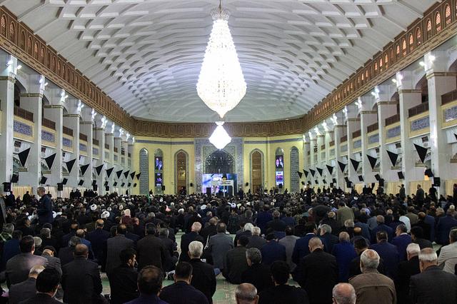 △当地时间20日晚，大不里士民众在清真寺悼念伊朗总统莱希、外长阿卜杜拉希扬及其他直升机事故遇难者。