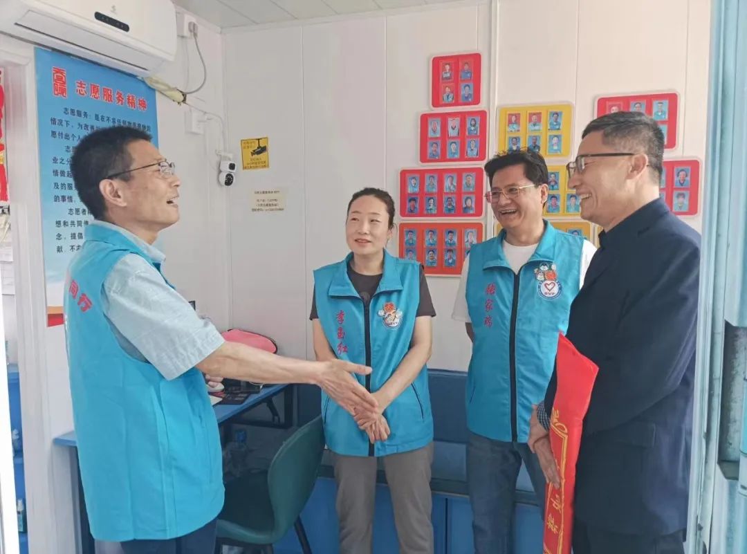 商圈志愿服务岗的第一面锦旗因这对夫妇而"来"