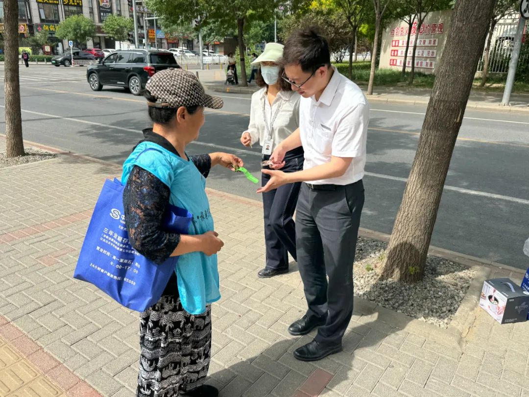 涌现出了许多像"北京榜样"宗呈裕,"五老志愿服务队"常军,"网红"夫妻张