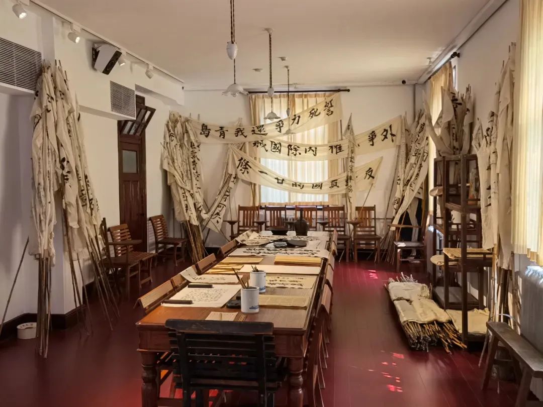 北大红楼建筑为砖木结构,平面呈工字形,东西宽100米,正楼南北进深14米