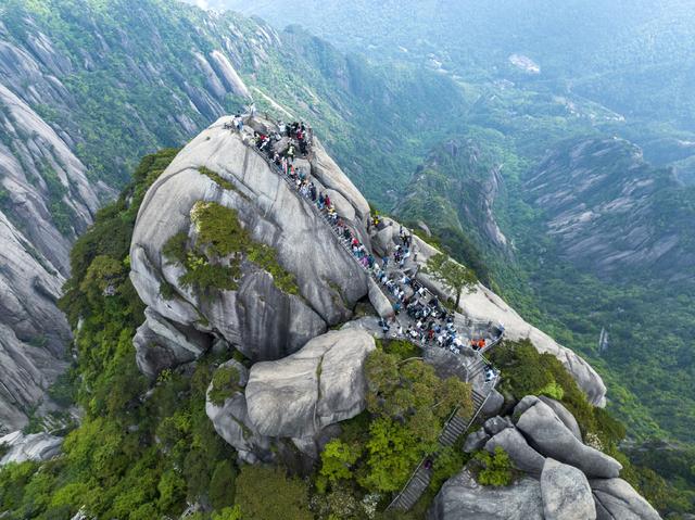 2024年5月20日，安徽黄山，游客在黄山风景区游览天都峰。视觉中国 图