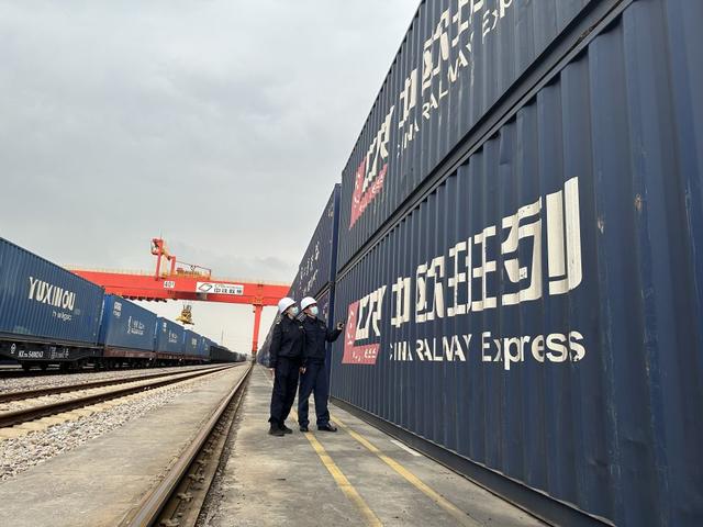 广州海关所属广州车站海关关员对中欧班列出口货物进行监管。（受访者供图）