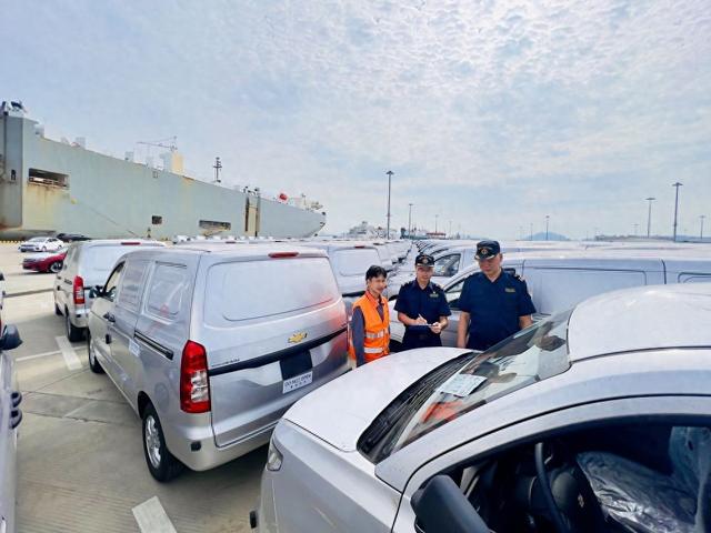 广州海关所属南沙海关关员对出口汽车进行监管。（受访者供图）