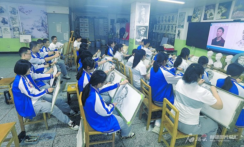 陈剑飞摄天山网-新疆日报记者 沈祖孝普通高中教育既是义务教育的延续