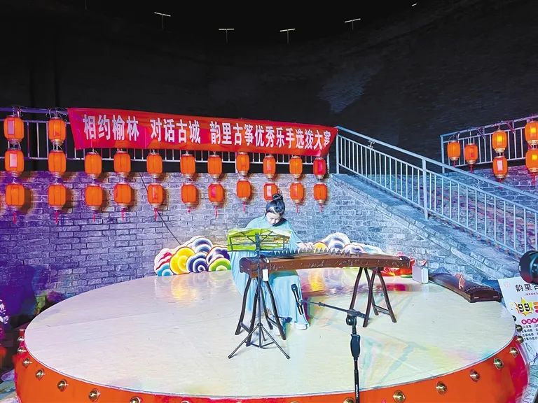5月14日，学生在榆林古城内演奏古筝。记者 马腾摄