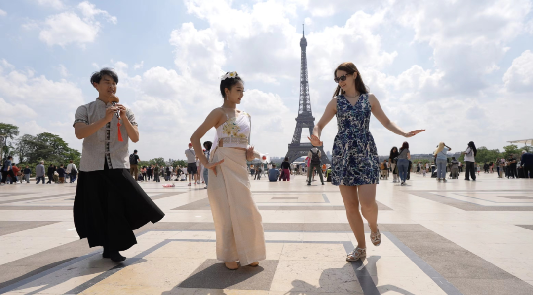 来自云南的演艺人员与法国民众在埃菲尔铁塔下共舞。活动主办方供图