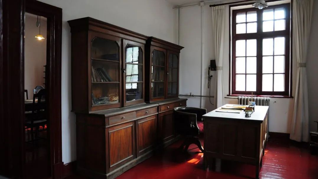 北大红楼建筑为砖木结构,平面呈工字形,东西宽100米,正楼南北进深14米