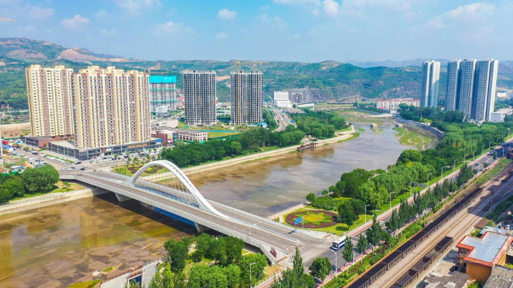 通过治理,古交汾河景区已重现河畅,水清,岸绿的景致.