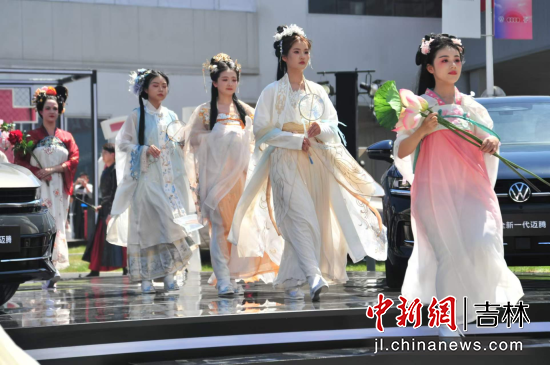 中外车企员工在长春登台走秀展示汉服之美