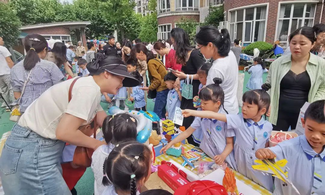 设计摊位、现场买卖!宝山这场慈善义卖让爱在孩子心中生根发芽|慈善|义卖|摊位_新浪新闻