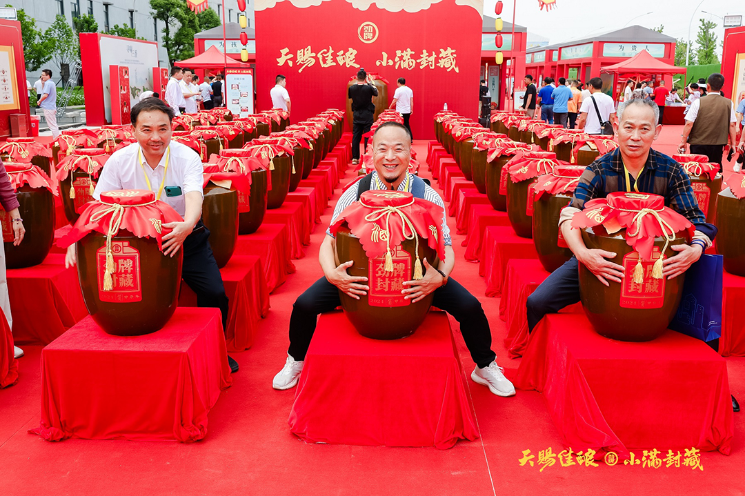 其中,百斤坛和千斤坛分为浓,清,酱三种香型,均源自劲牌清,浓,酱核心