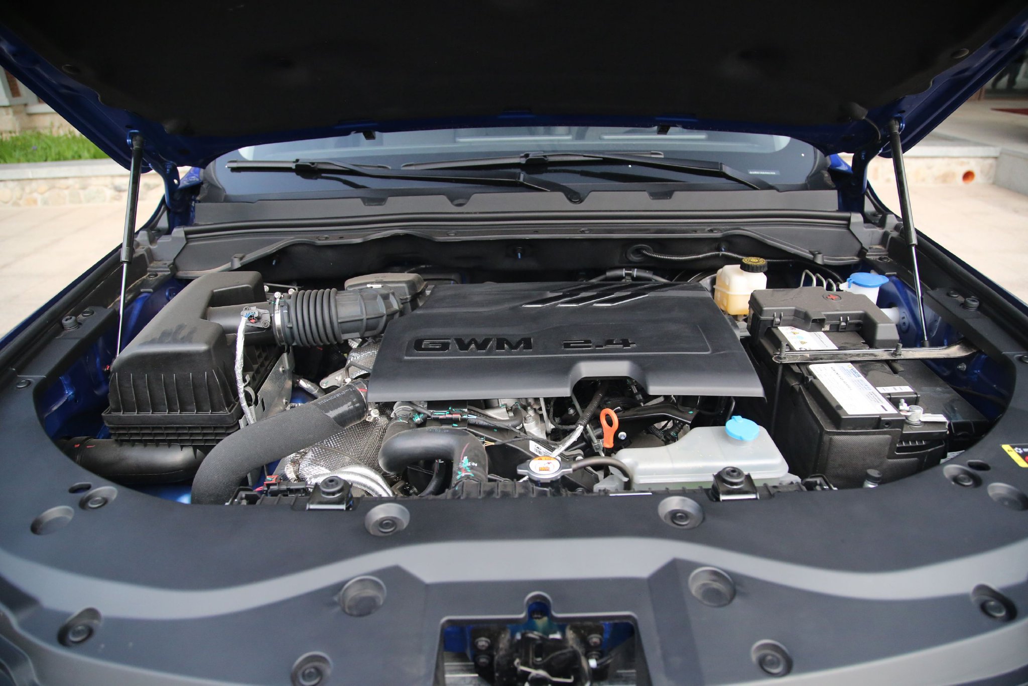 4t柴油发动机,最大功率135kw,峰值扭矩480n·m.