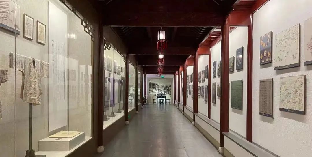 中国盛泽丝绸纺织陈列馆↑白龙桥生态公园↑盛泽位于江苏省的最南端