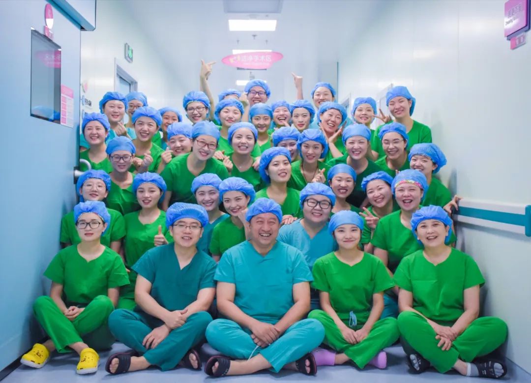 护士节,麻晓鹏(前排中)与手术室护士们合影(图片由受访者提供)