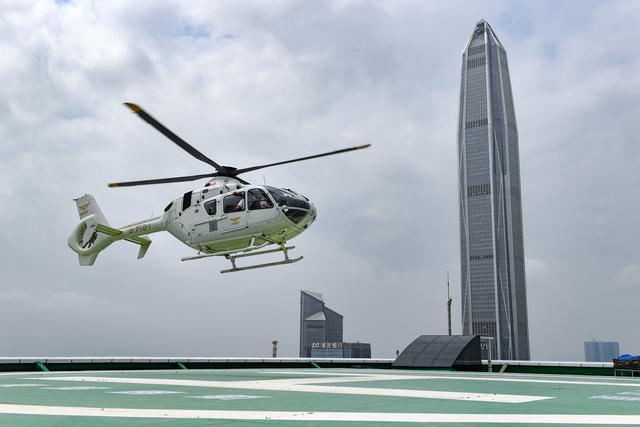 东部通航的直升机准备降落在深圳市中心的大中华直升机场（2021年3月18日摄）。 新华社记者 毛想倩 摄