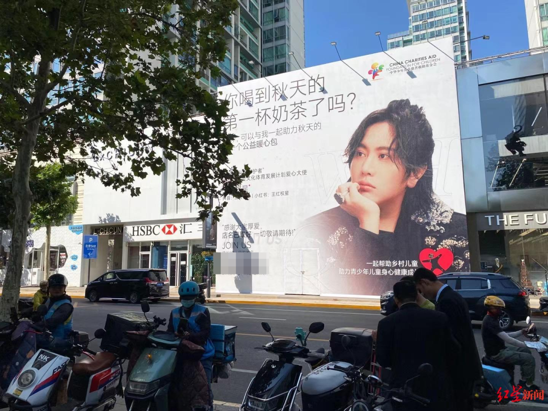 红星新闻记者去年9月曾路过这两家店,当时奢侈品销售店正在装修,其