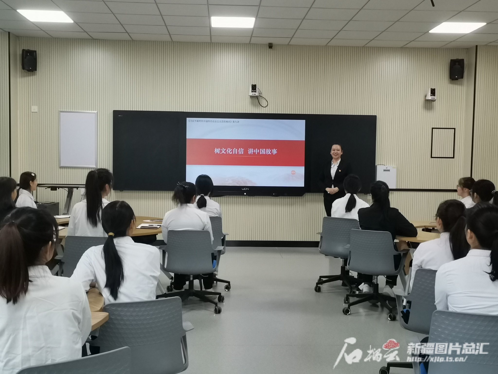 2023年3月,伊犁师范大学马克思主义学院教师马丽为学生们授课.